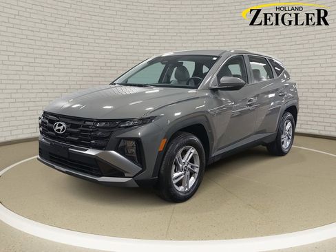Certified 2025 Hyundai Tucson SE image 1