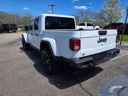 Used 2025 Jeep Gladiator Sport AWD/4WD image 2
