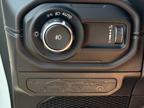 Used 2024 Jeep Wrangler Unlimited Sahara w/ Technology Group AWD/4WD image 31