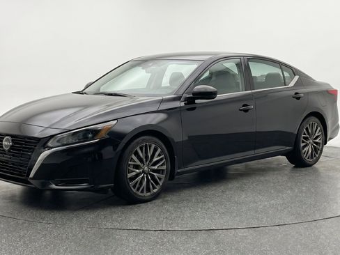 Used 2025 Nissan Altima 2.5 SV FWD image 3