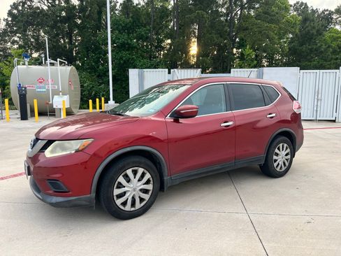 Used 2015 Nissan Rogue S FWD image 1