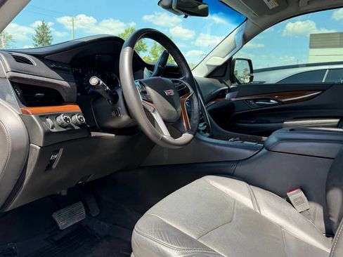 Used 2019 Cadillac Escalade ESV Premium Luxury AWD/4WD image 2