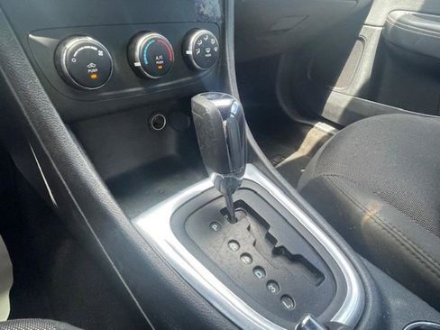 Used 2013 Dodge Avenger SE image 8