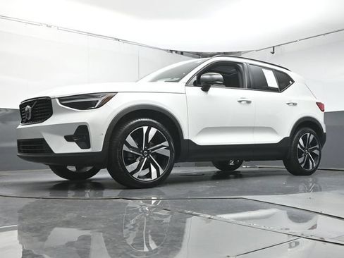 Used 2025 Volvo XC40 B5 Ultra AWD/4WD image 36
