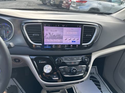Used 2023 Chrysler Pacifica Touring-L image 25