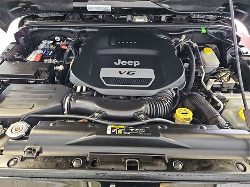 Used 2017 Jeep Wrangler Unlimited Rubicon w/ Connectivity Group image 31