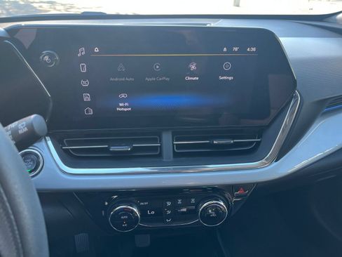 Used 2025 Chevrolet Trax LT FWD image 16