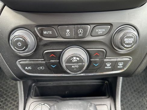 Used 2022 Jeep Cherokee Trailhawk w/ Comfort/Convenience Group image 6