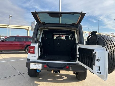 Used 2023 Jeep Wrangler Unlimited Sahara image 9