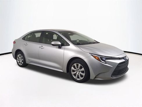 Used 2023 Toyota Corolla LE image 2