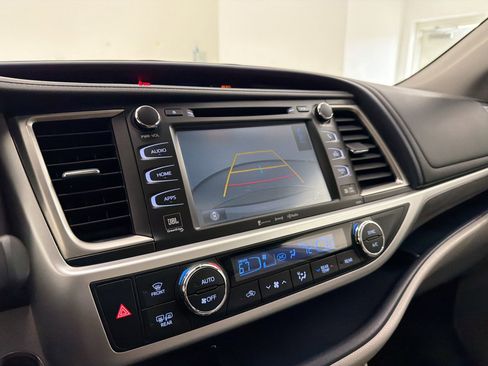 Used 2019 Toyota Highlander Limited Platinum FWD image 27