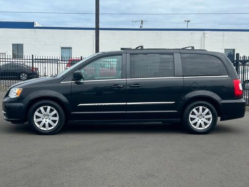 Used 2016 Chrysler Town & Country Touring FWD image 4