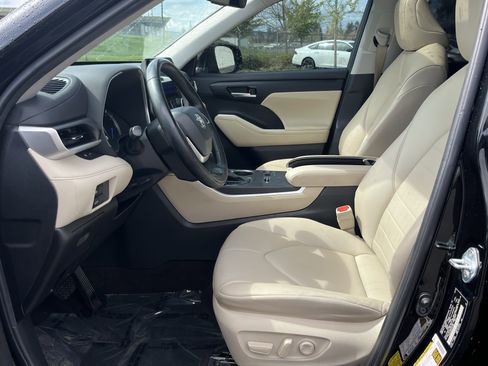 Used 2023 Toyota Highlander XLE AWD/4WD image 10