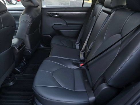 Certified 2026 Toyota Highlander Limited AWD/4WD image 11