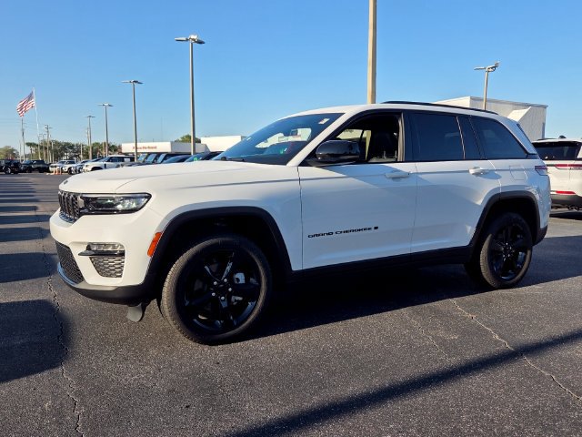 Certified 2025 Jeep Grand Cherokee Limited w/ Black Appearance Package AWD/4WD image 3