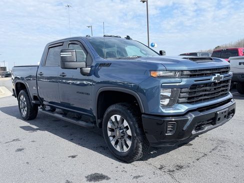 Used 2024 Chevrolet Silverado 2500 Custom w/ Custom Value Package image 2
