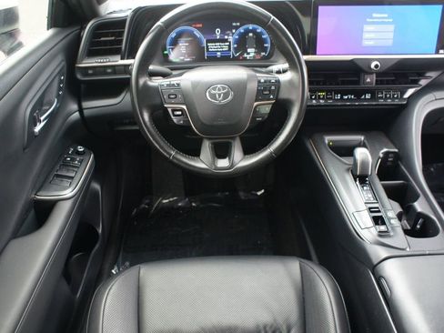 Used 2023 Toyota Crown Limited image 5