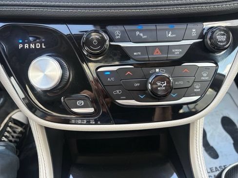 Used 2023 Chrysler Pacifica Limited FWD image 25