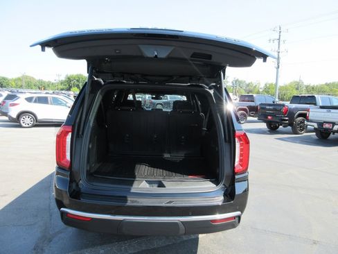 Certified 2022 GMC Yukon XL SLT w/ SLT Premium Package AWD/4WD image 8