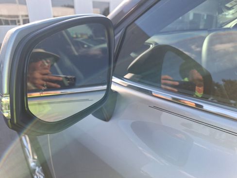 Used 2025 Toyota Highlander Limited image 14