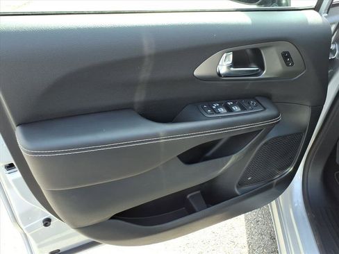 New 2026 Chrysler Pacifica Select image 6