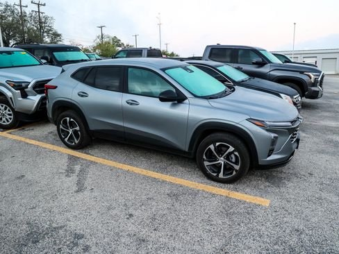 Used 2025 Chevrolet Trax RS image 7