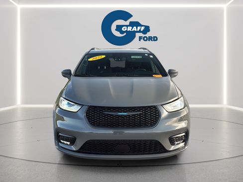 Used 2021 Chrysler Pacifica Touring w/ Uconnect Theater Family Group FWD image 3