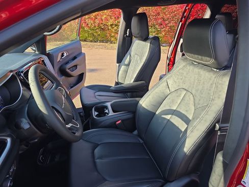 New 2026 Chrysler Pacifica Select image 17