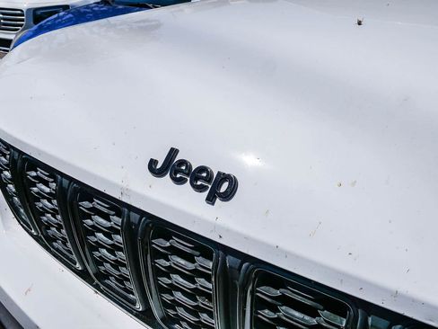 Used 2022 Jeep Grand Cherokee L Laredo image 3