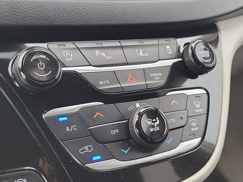 Used 2024 Chrysler Pacifica Touring-L image 22