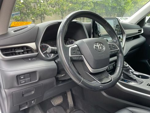 Used 2022 Toyota Highlander XLE AWD/4WD image 10