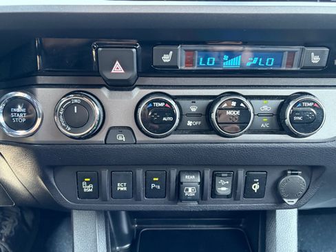 Used 2018 Toyota Tacoma TRD Sport AWD/4WD image 26