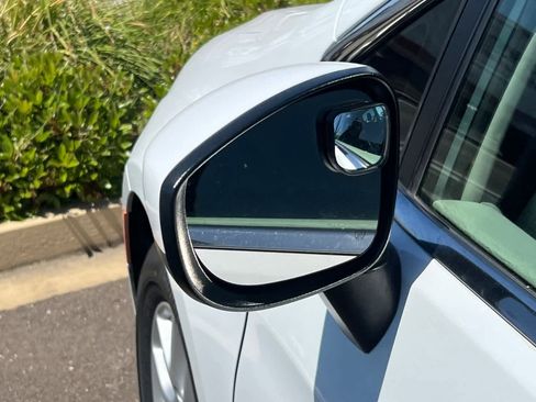 Used 2021 Chrysler Voyager Lxi image 8