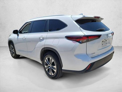 Used 2024 Toyota Highlander XLE FWD image 6