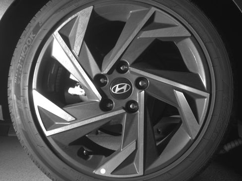Used 2025 Hyundai Elantra Limited FWD image 15