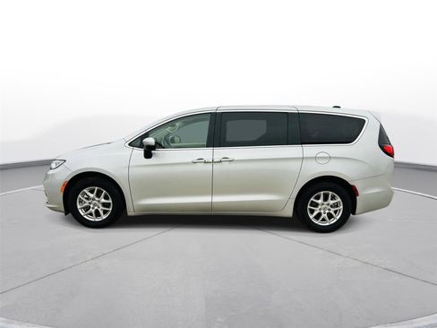 Used 2023 Chrysler Pacifica Touring-L image 36