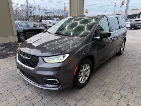 Used 2023 Chrysler Pacifica Touring-L image 22