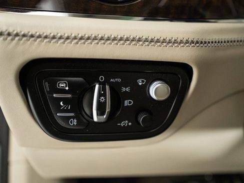 Used 2022 Bentley Bentayga image 25