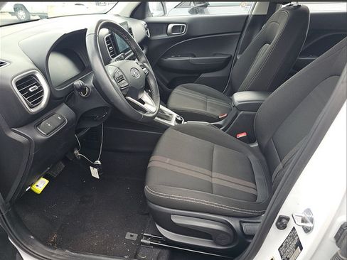 Used 2025 Hyundai Venue SEL FWD image 15