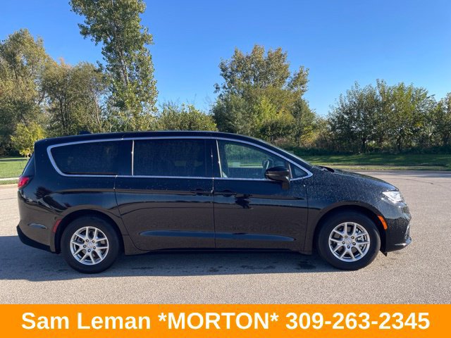 Used 2026 Chrysler Pacifica Select FWD image 2