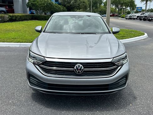 Used 2024 Volkswagen Jetta SE FWD image 2