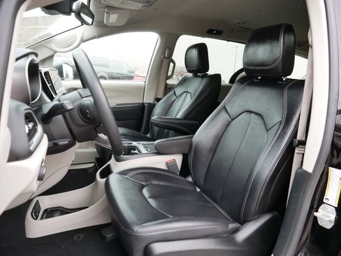 Certified 2024 Chrysler Pacifica Touring-L image 33