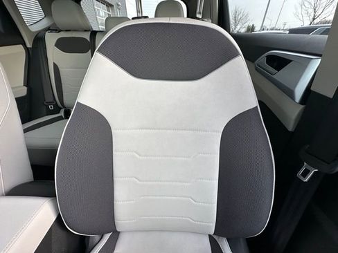 Certified 2025 Volkswagen Taos SE w/ Panoramic Sunroof Package image 31