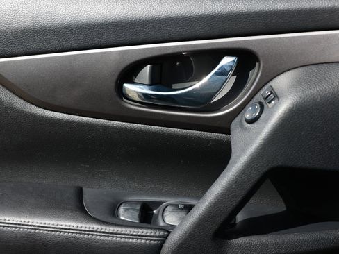 Used 2014 Nissan Rogue SV image 40