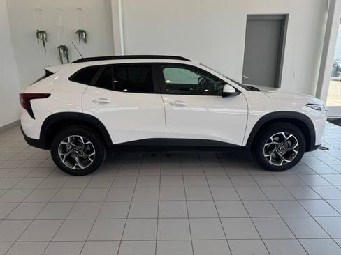 Certified 2025 Chevrolet Trax LT w/ LT Convenience Package FWD image 37