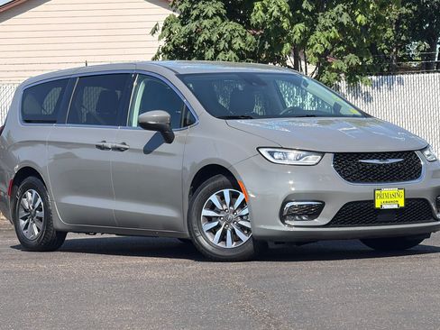 Used 2023 Chrysler Pacifica Touring-L FWD image 2