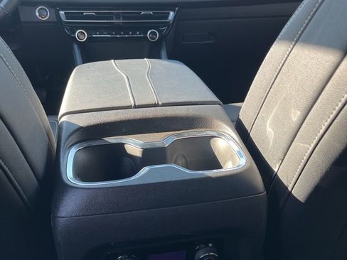 Used 2025 Chevrolet Traverse LT image 25