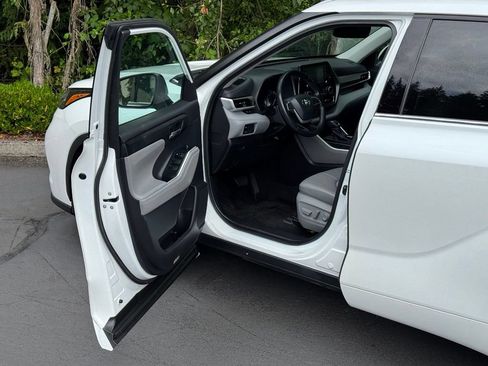 Used 2022 Toyota Highlander XLE AWD/4WD image 12