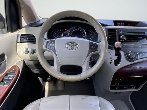Used 2011 Toyota Sienna XLE w/ Entertainment Pkg FWD image 18