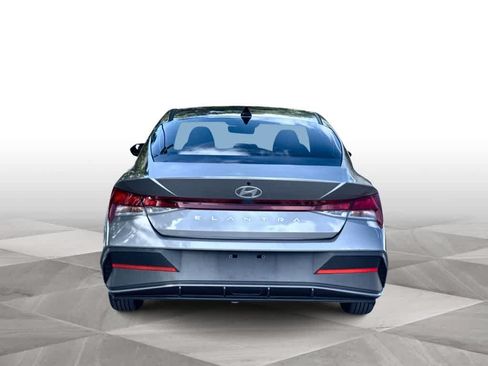 Used 2024 Hyundai Elantra SE FWD image 7